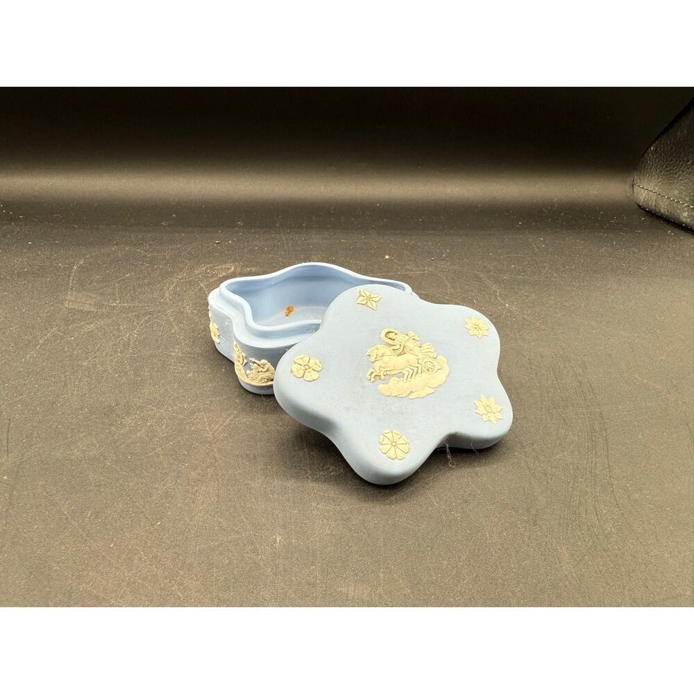 Wedgwood Jasperware ceramic Trinket box Made in England - great shape